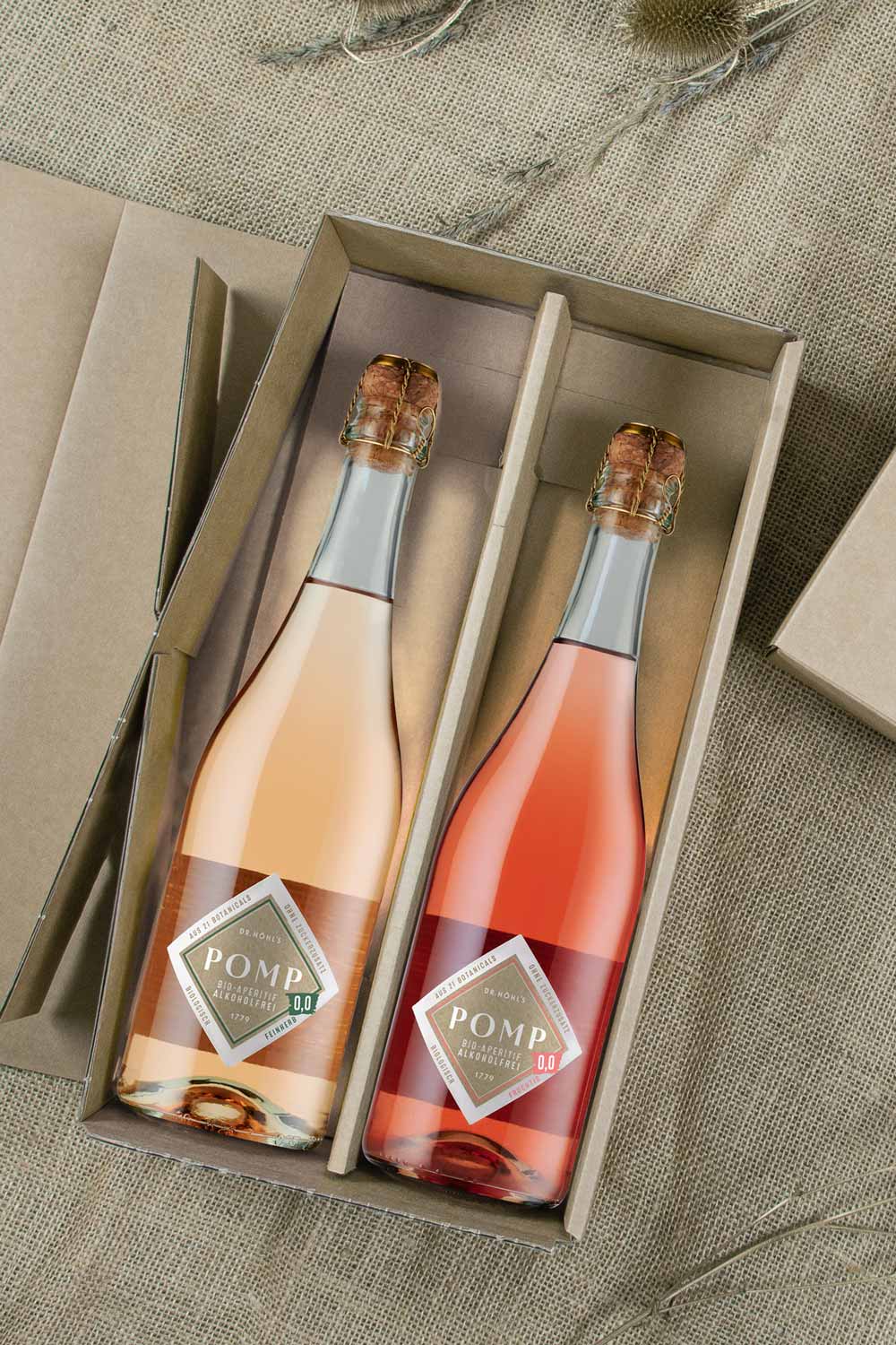 blick in die braune naturkarton geschenkbox mit zwei flaschen alkoholfreier sekt aperitif POMP 0,0