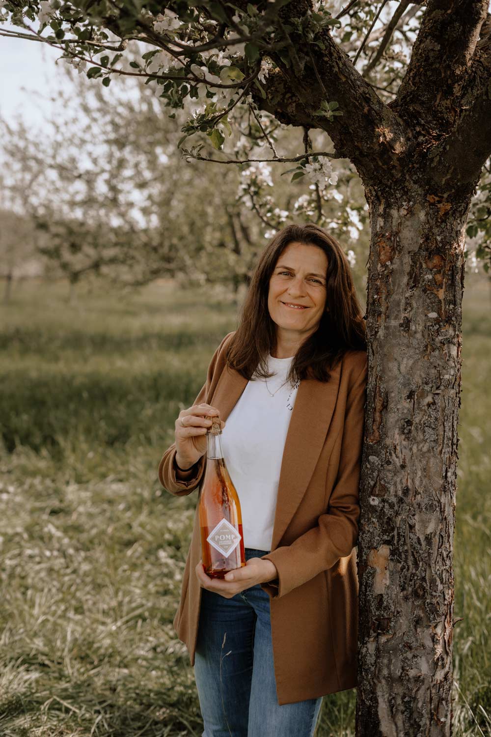 dana mit einer flasche alkoholfreiem aperitif auf der streubstwiese