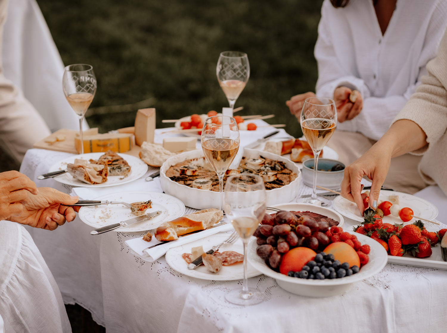 tisch mit weisser tischdecke und vielen leckereien sowie sektgläsern gefüllt mit pomp 0,0 aperitif