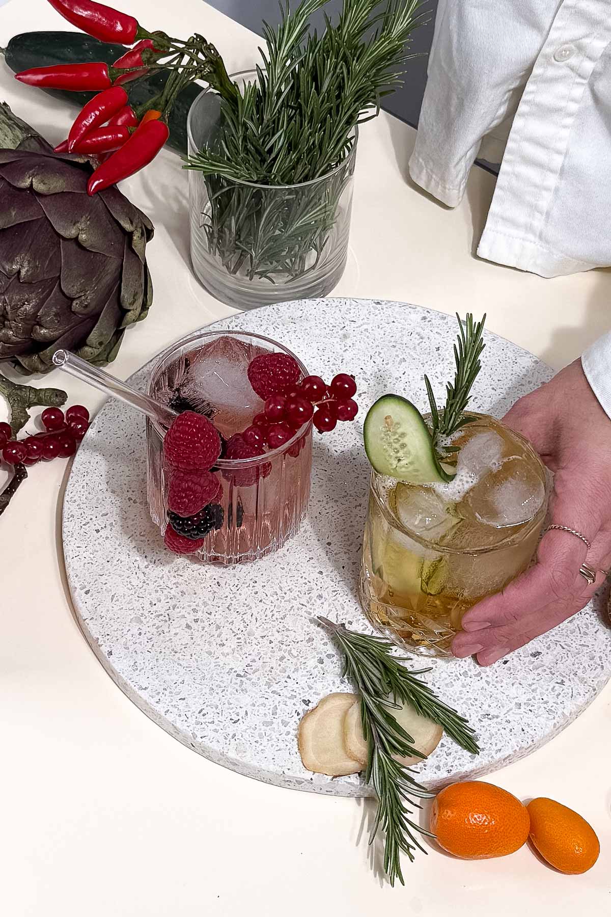 zwei alkholfreie cocktail drinks mit pomp alkoholfrei 
von oben fotografiert