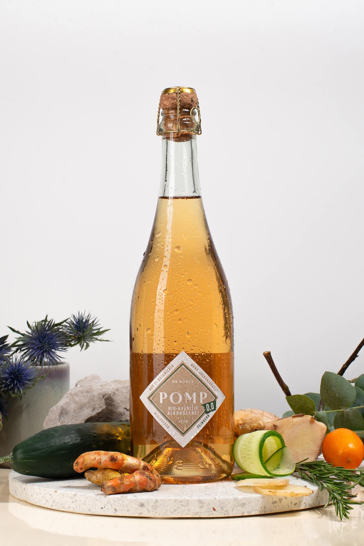 alkoholfreie sekt alternative pomp feinherb steht zwischen natürlichen zutaten wie gurke kurkuma und ingwer