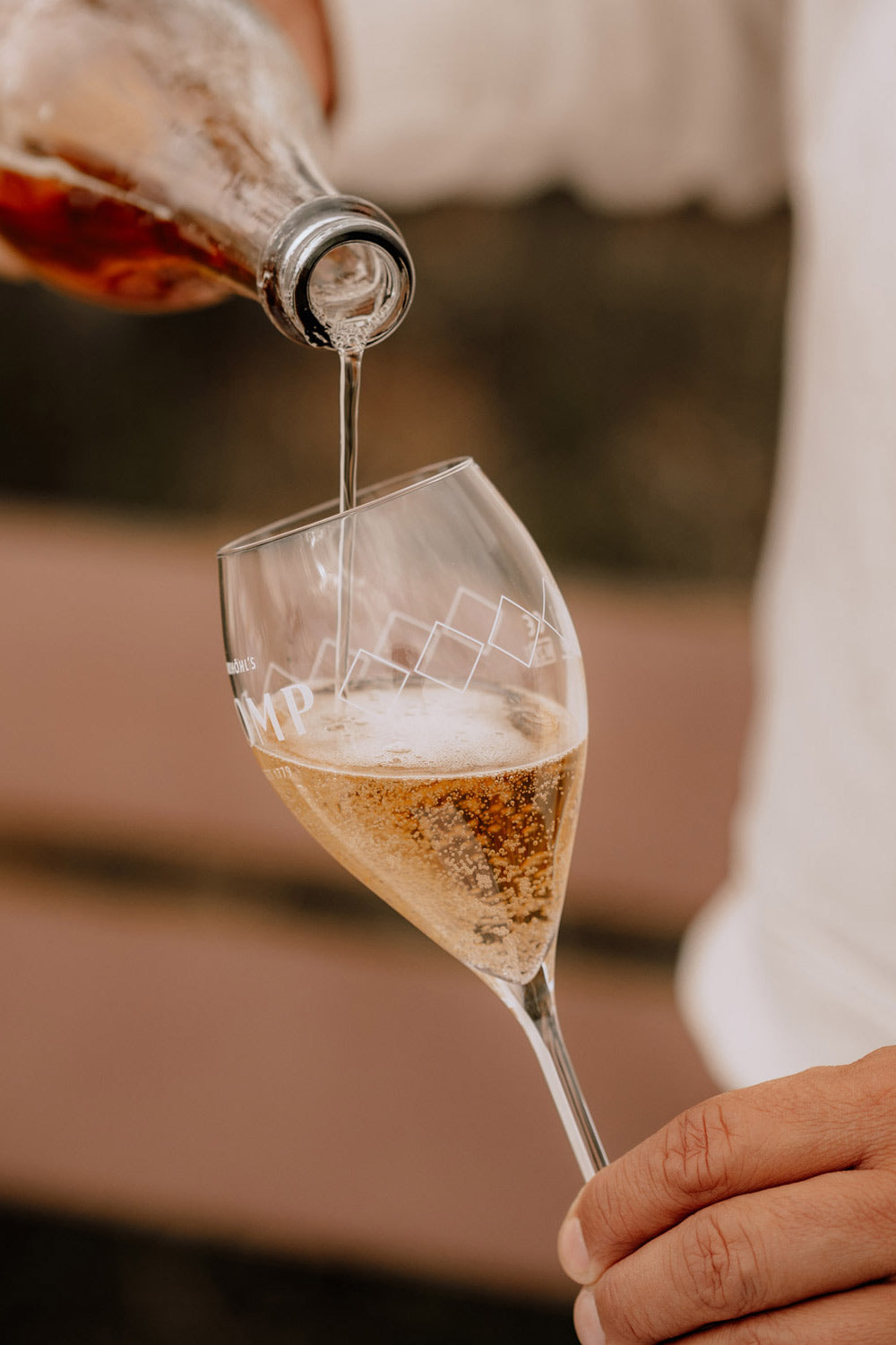johannes schenkt den alkoholfreien feinherben bio aperitif in ein pomp glas ein