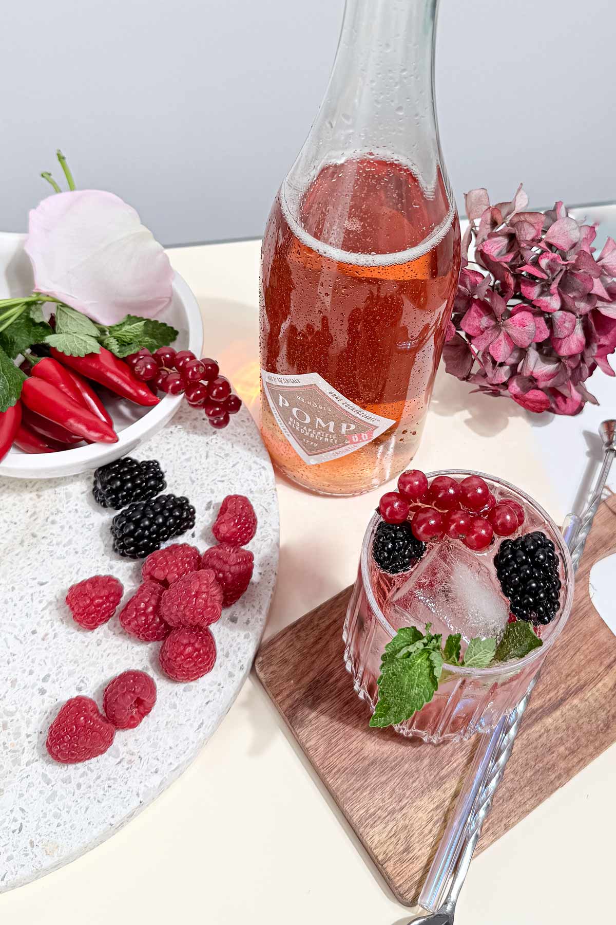 alkoholfreier pomp 0,0 fruchtig drink mit beeren und melisse