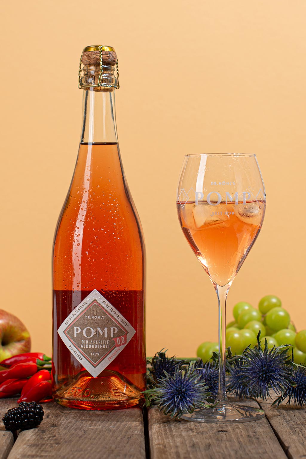 glas pomp alkoholfrei fruchtig und eine flasche auf einem holzbrett mit zutaten