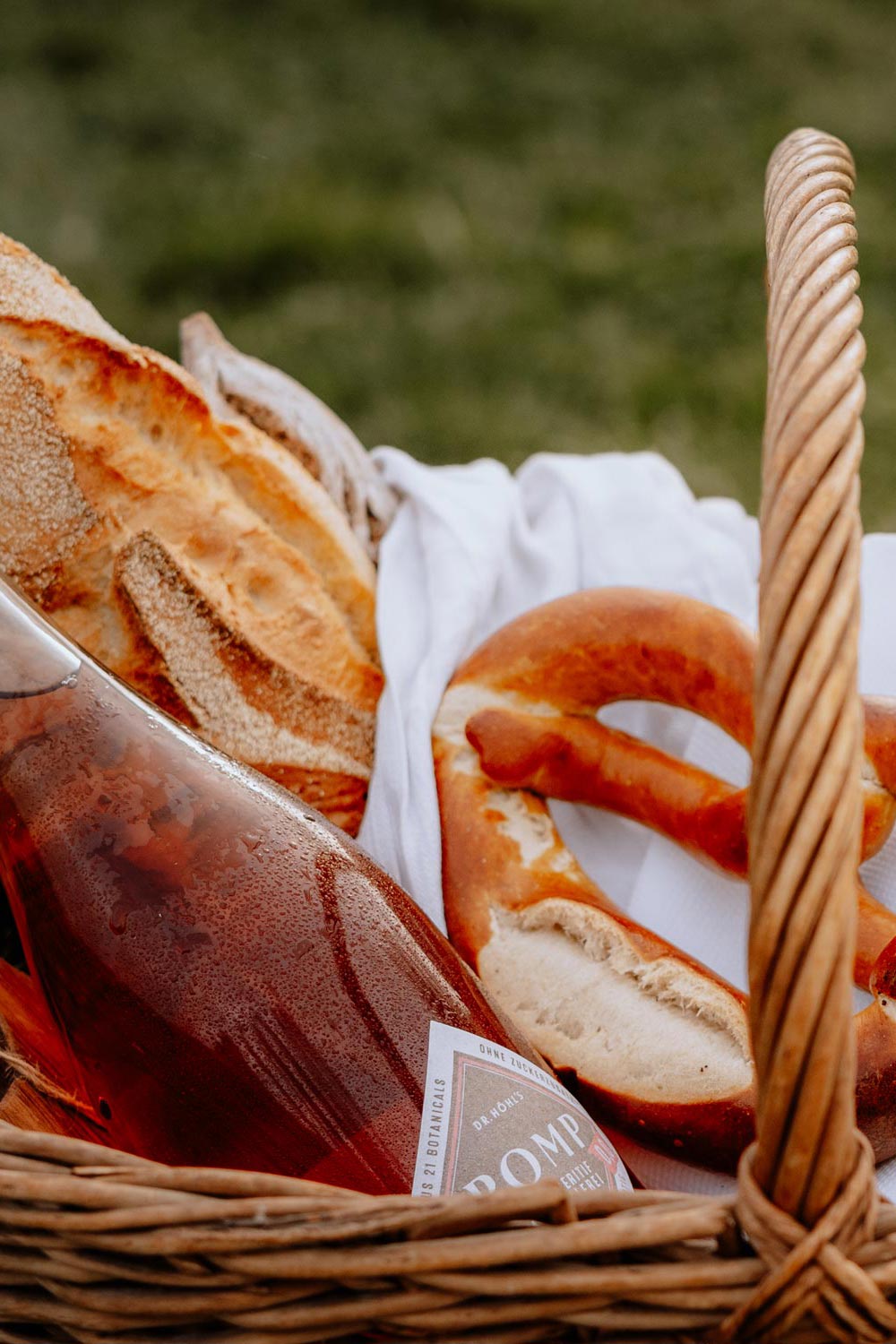 eine flasche alkoholfreier rosé sekt im picknick korb