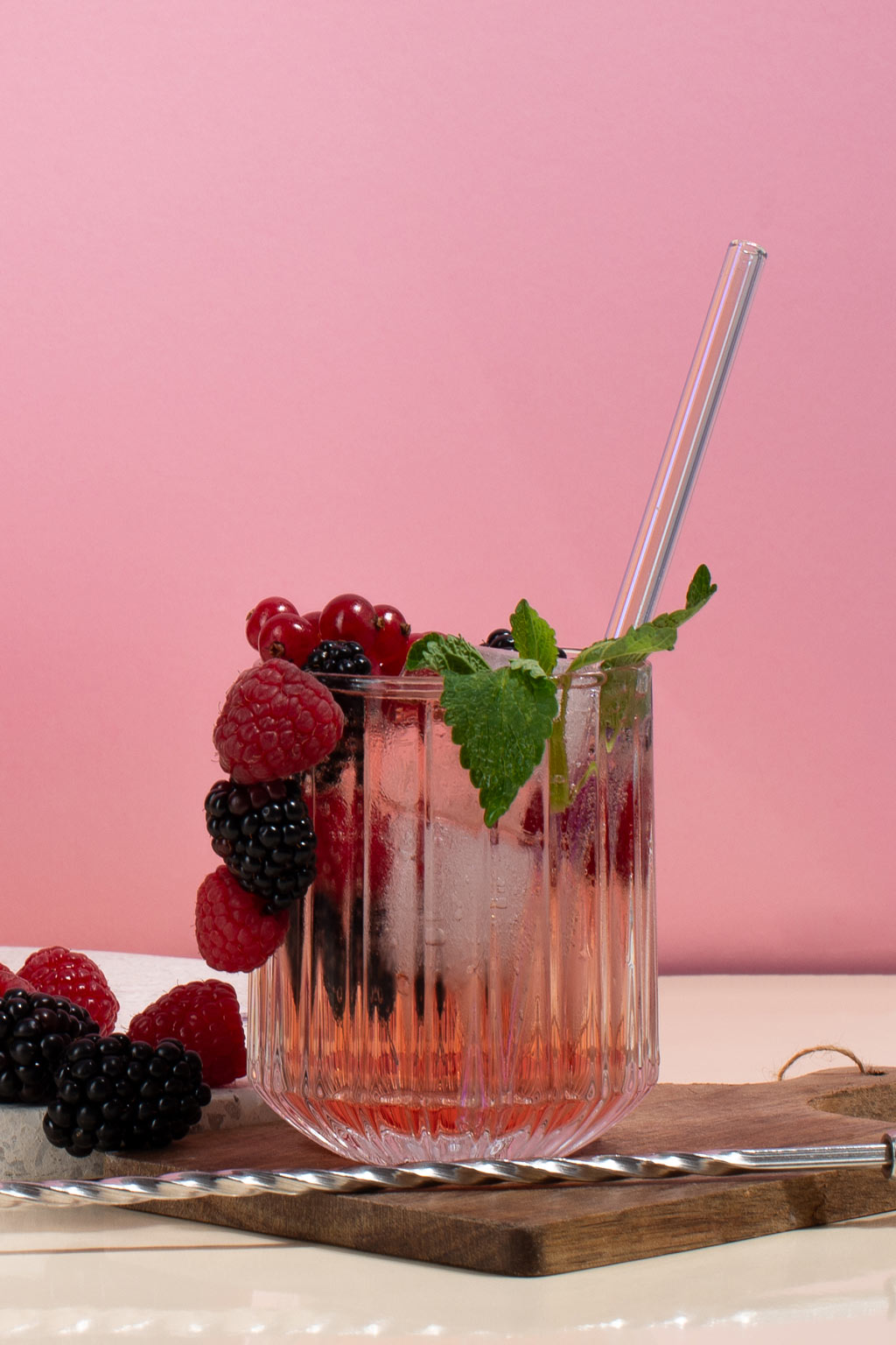 alkoholfreier rosé cocktail im tumbler