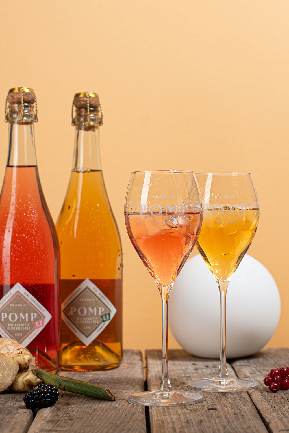 zwei gläser mit eiswürfeln und zwei verschiedenen sorten alkoholfeier sekt auf holztablett