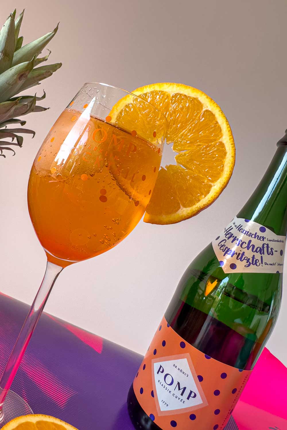 aperol spritz mit orangenscheibe in design glas