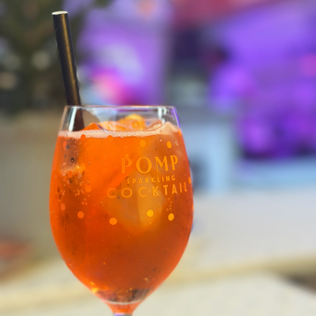 detail aperol spritz design glas mit punkten