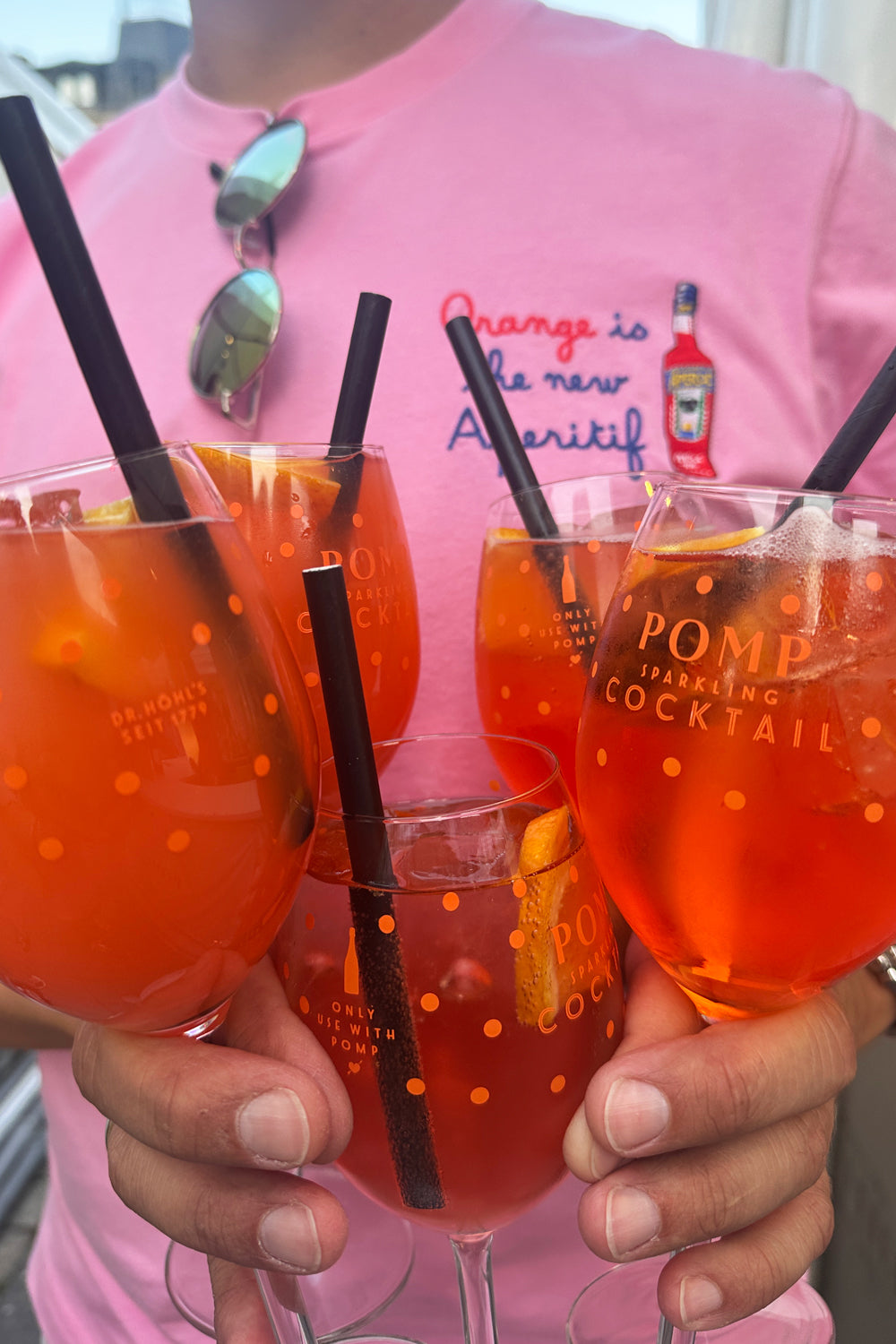 johannes mit 5 aperol spritz gläsern in den händen