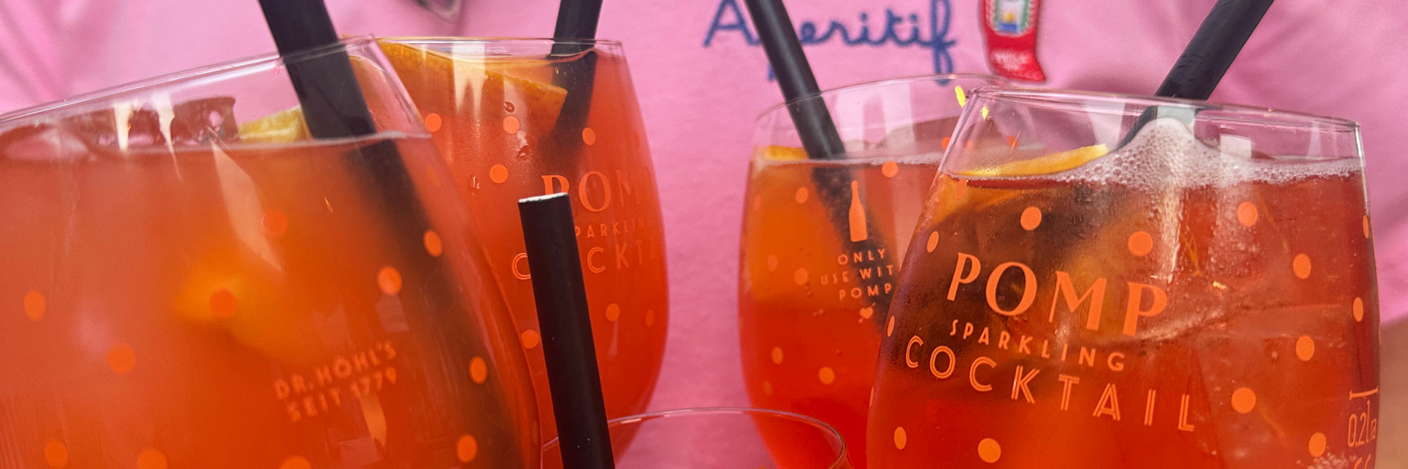 johannes mit 5 aperol spritz gläsern in den händen