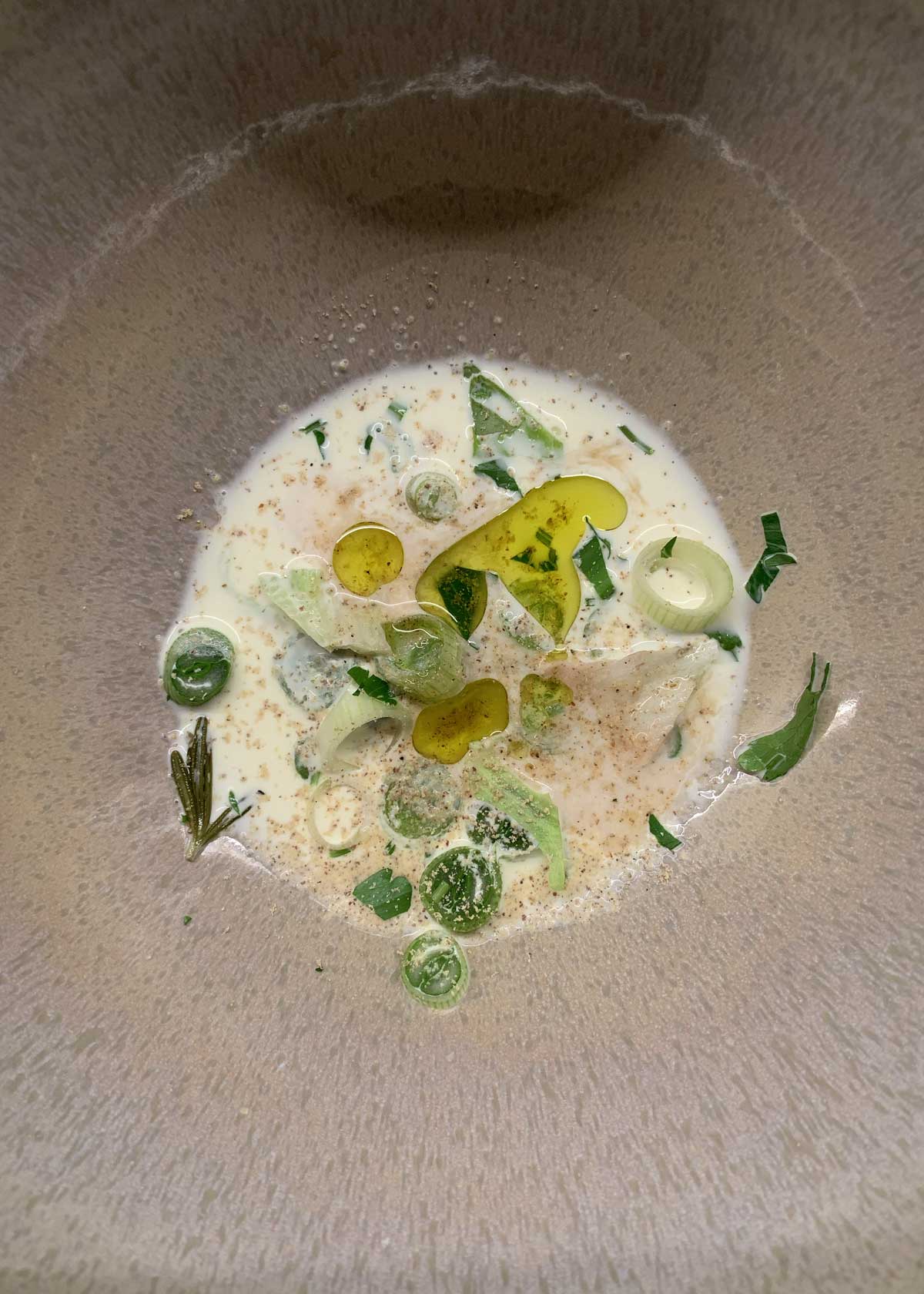 schüssel mit schnellem leckeren salatdressing