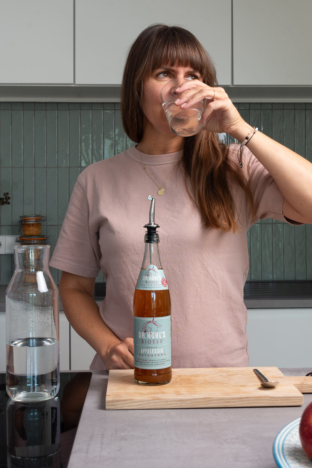 anna trinkt ein glas apfelessig wasser