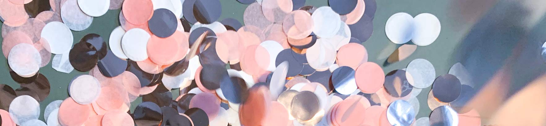 konfetti auf einem tisch in rose und silber