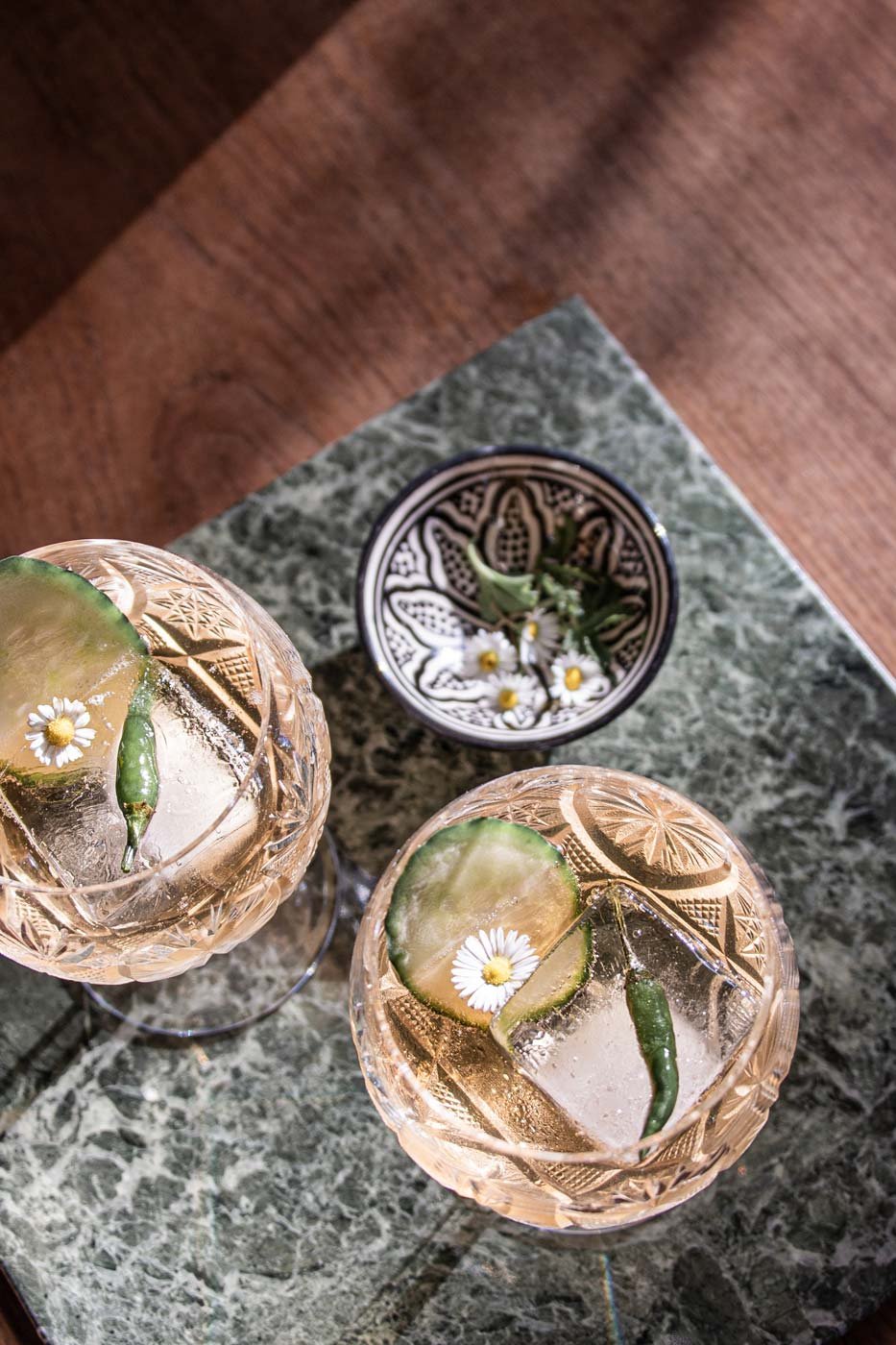 draufsicht von zwei gin cocktails mit bio botanical filler gurke und chili