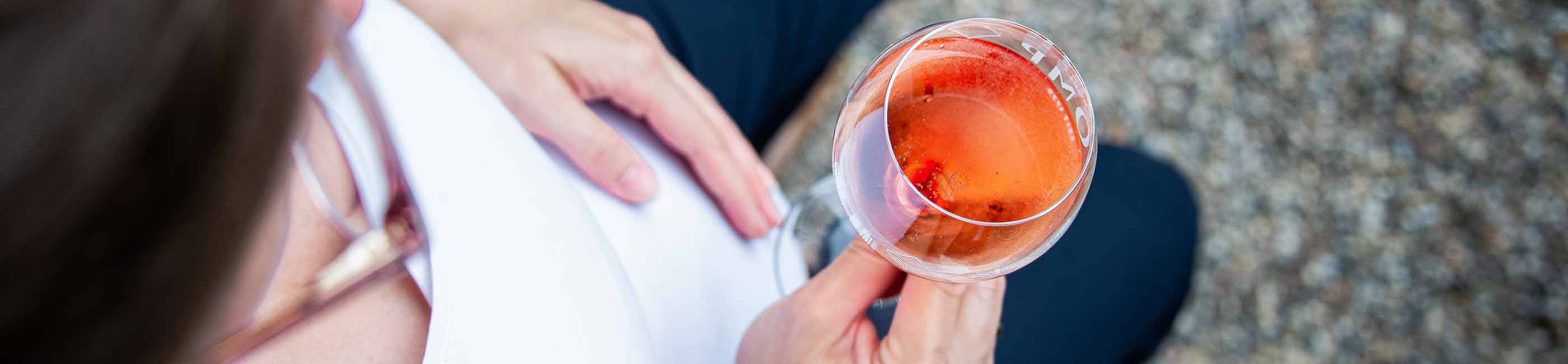 schwangere mit einem glas sekt ohne alkohol in der hand