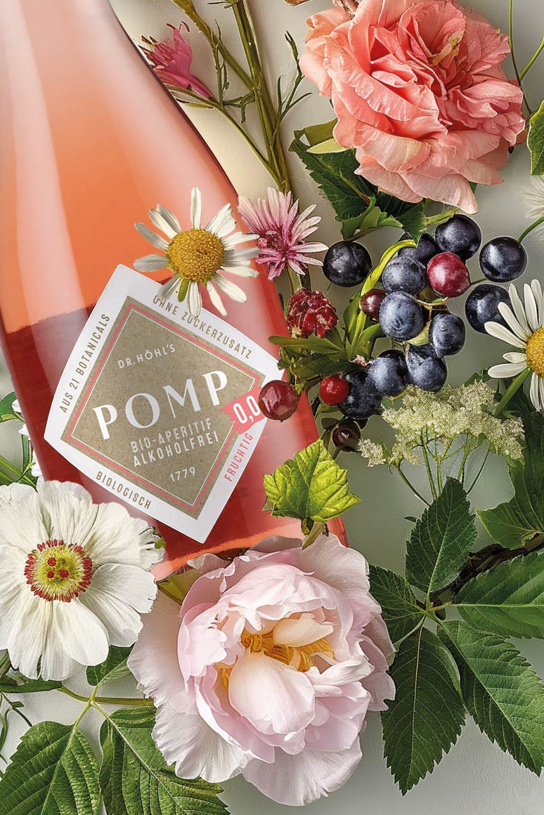 K I Visual mit einer Flasche Bio-Aperitif ohne Alkohol aus 21 natürlichen Zutaten mit fruchtigen Beeren, Blüten und Kräutern