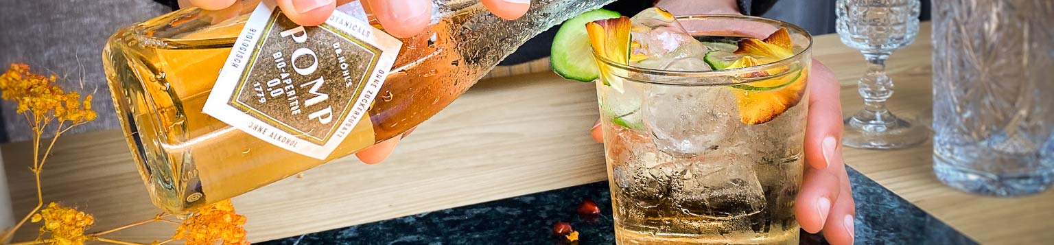 alkoholfreier drink wird mit pomp bio aperitif feinherb aufgefüllt