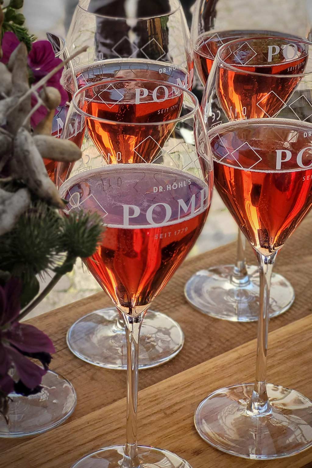 alkoholfreier sektempang mit pomp gläsern