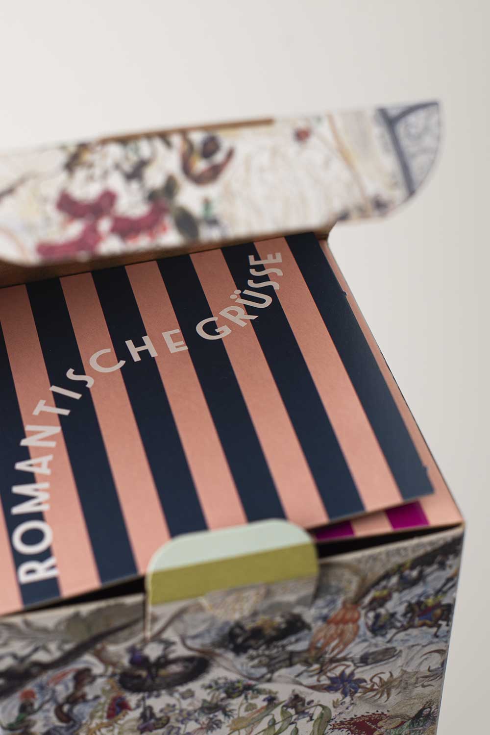 geschenkbox oben aufgeklappt mit aufschrift "romantische grüße"