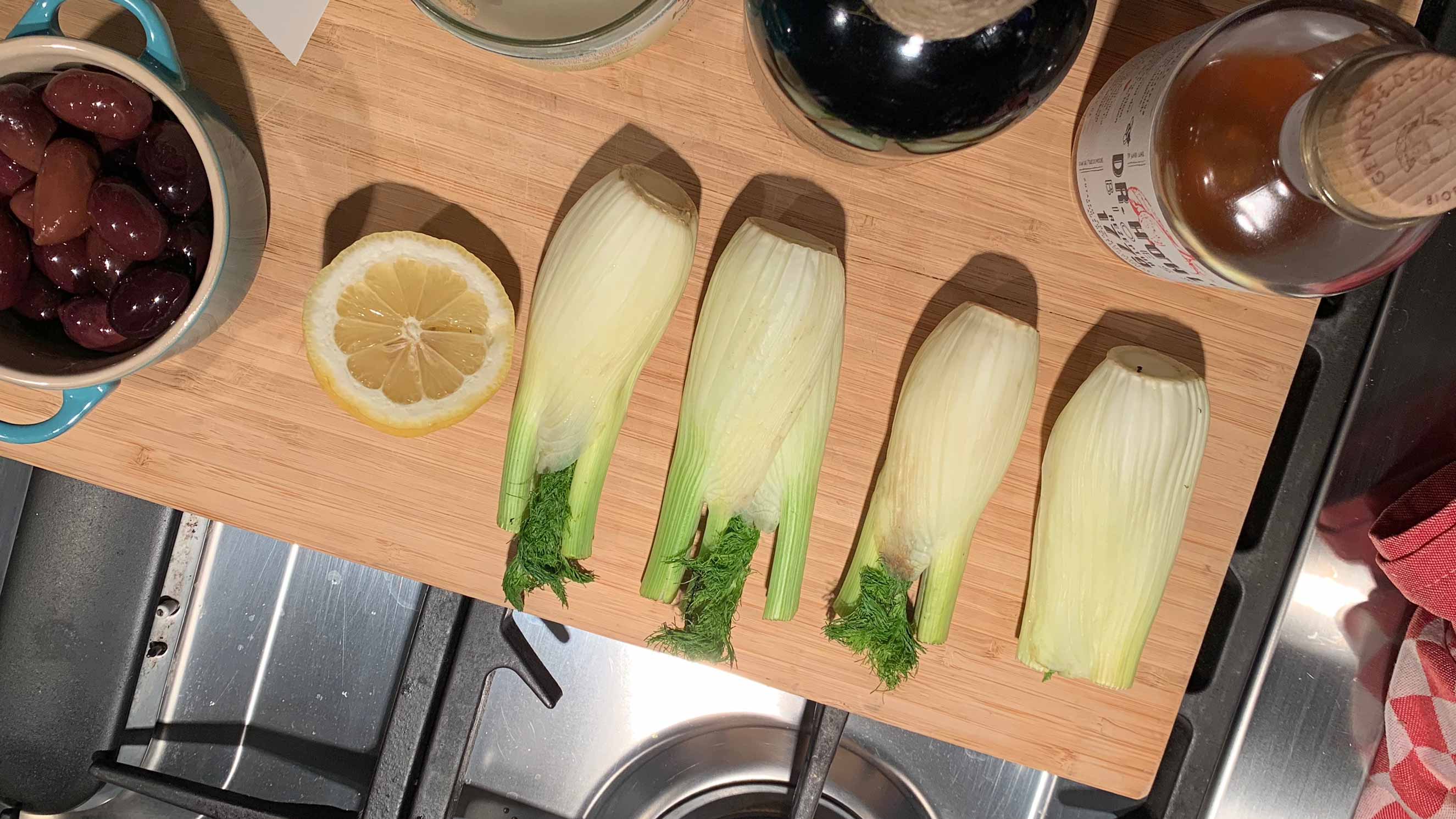 fenchel und weitere zutaten auf einem küchenbrett