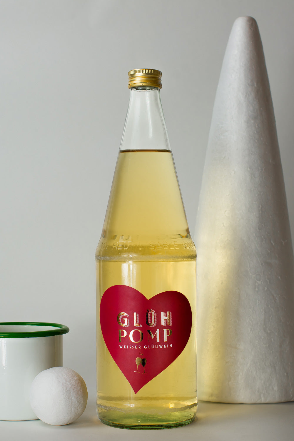flasche weißer glühwein mit rotem herz etikett