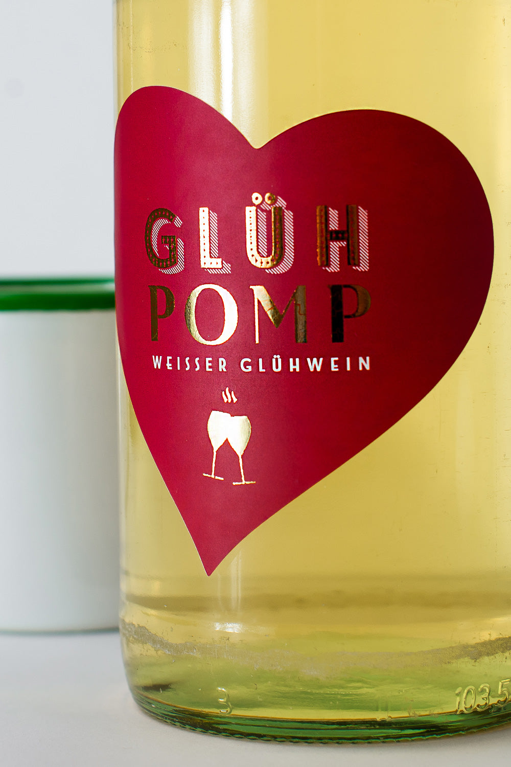 close up weißer glühwein mit rotem herz etikett