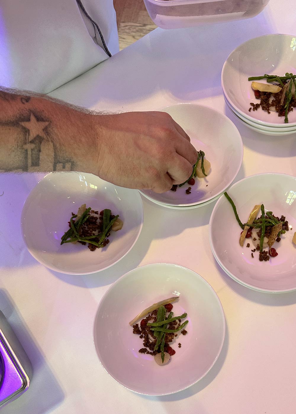 speisen werden im gourmetrestaurant angerichtet