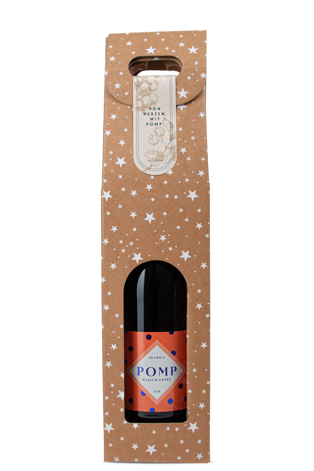 eine flasche sekt mit orangenem etikett und blauen punkten in einer naturkarton geschenkbox mit weißen sternchen und tragegriff frontal