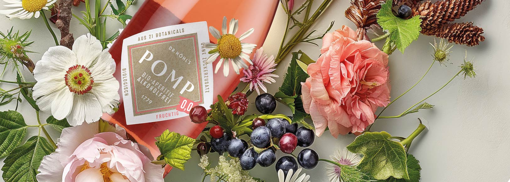 K I Visual mit einer Flasche Bio-Aperitif ohne Alkohol aus 21 natürlichen Zutaten mit fruchtigen Beeren, Blüten und Kräutern