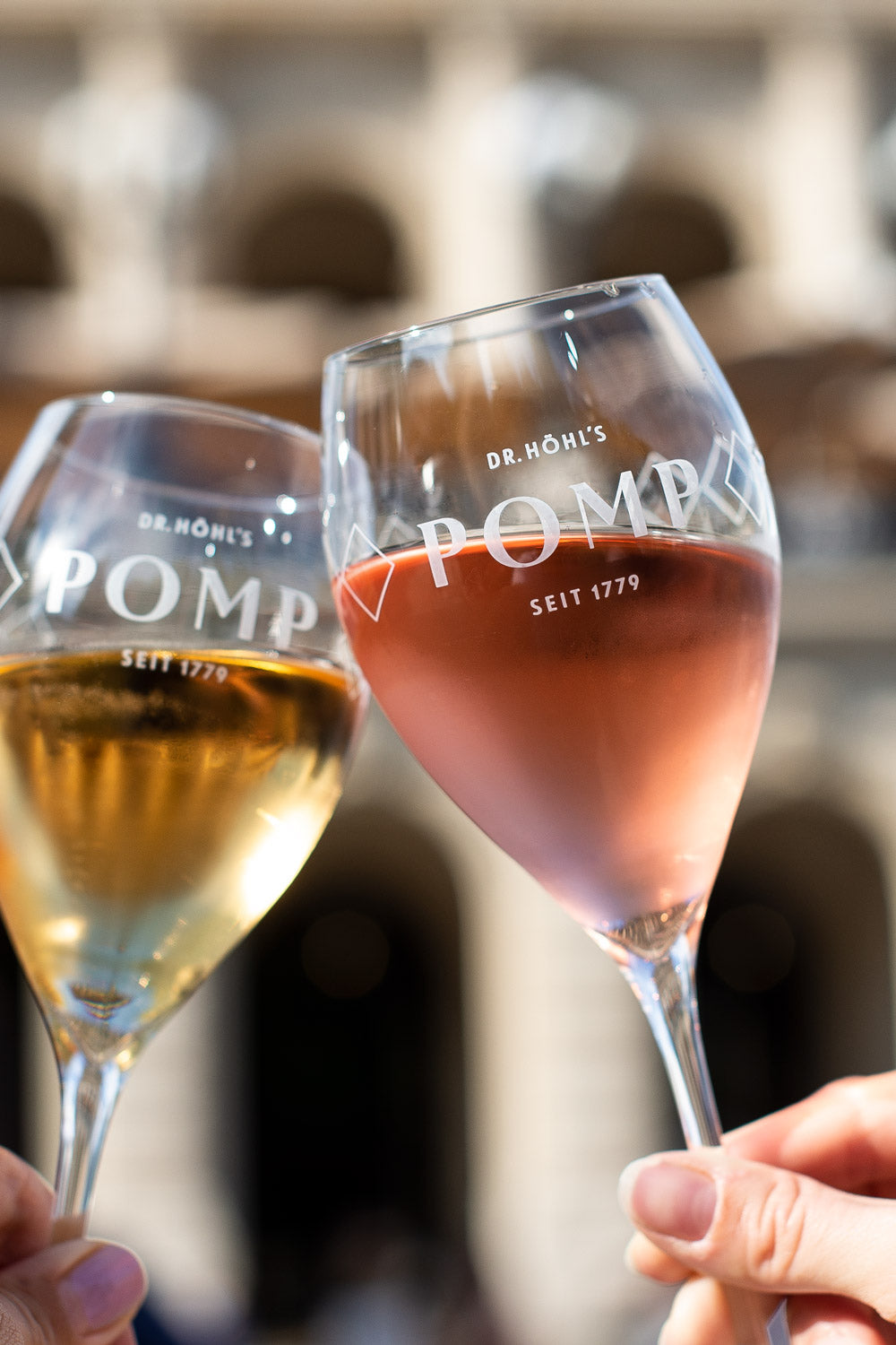 close up wunderschöne pomp champagner gläser mit rosé  und blanc gefüllt vor der alten oper frankfurt