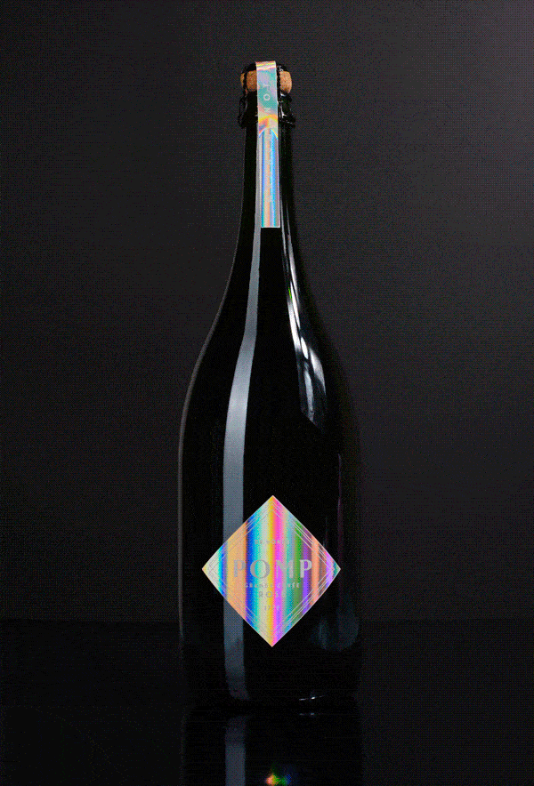 Steb by step erscheinen die sticker auf der pomp magnum flasche