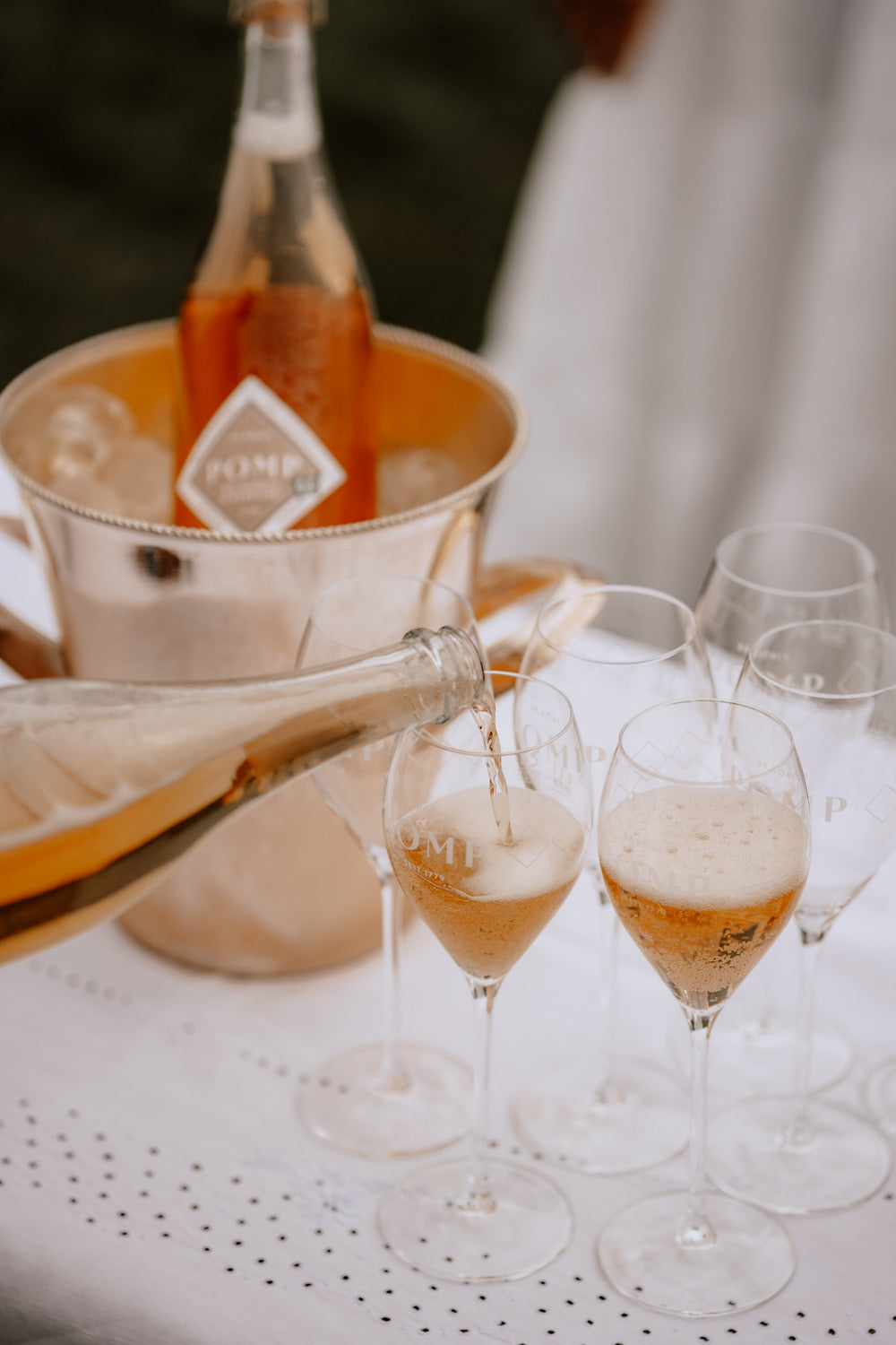 pomp 0,0 feinherb aperitif wird zum sektempfang in gläser eingeschenkt