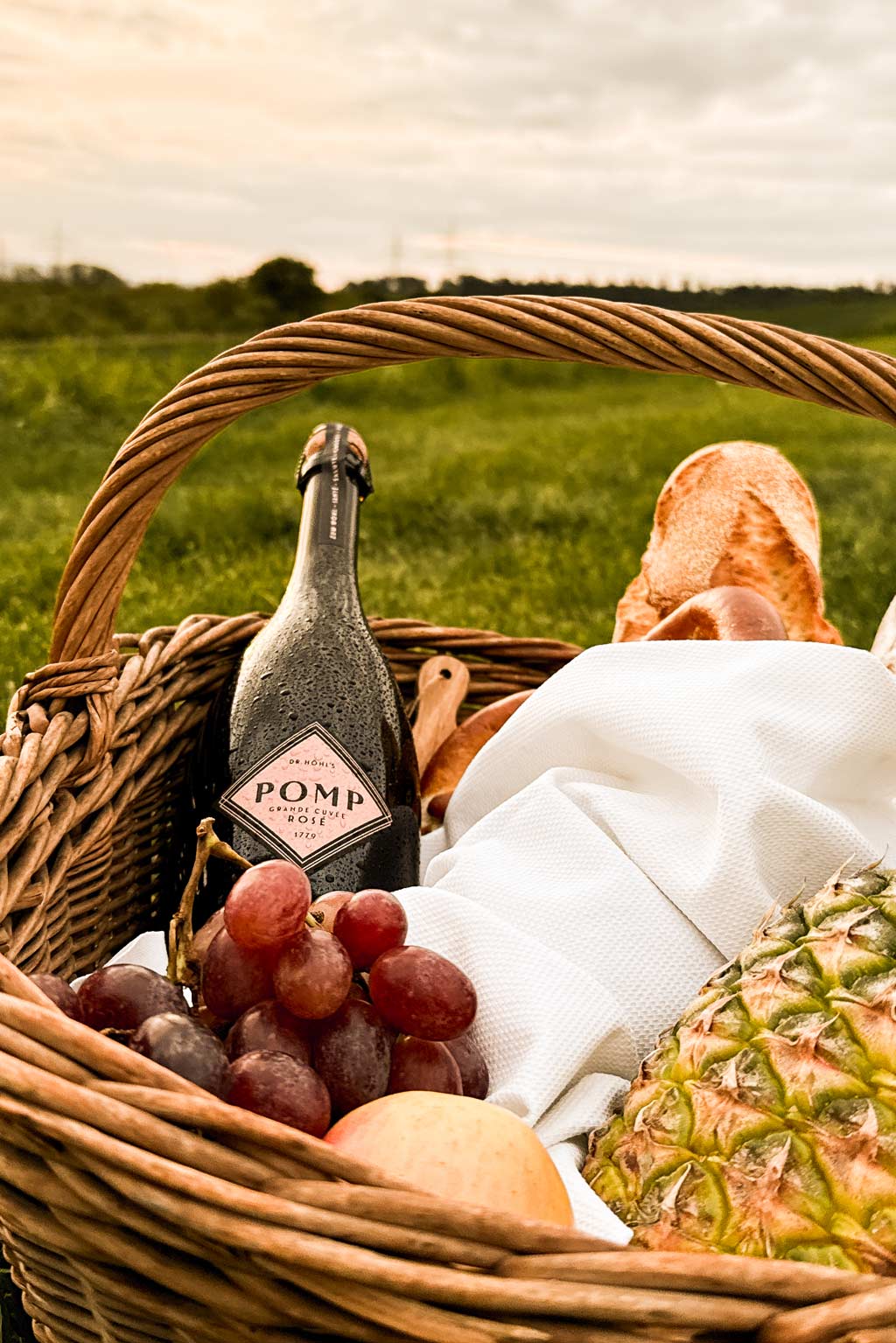 Flasche Rose Sekt im Picknick Korb