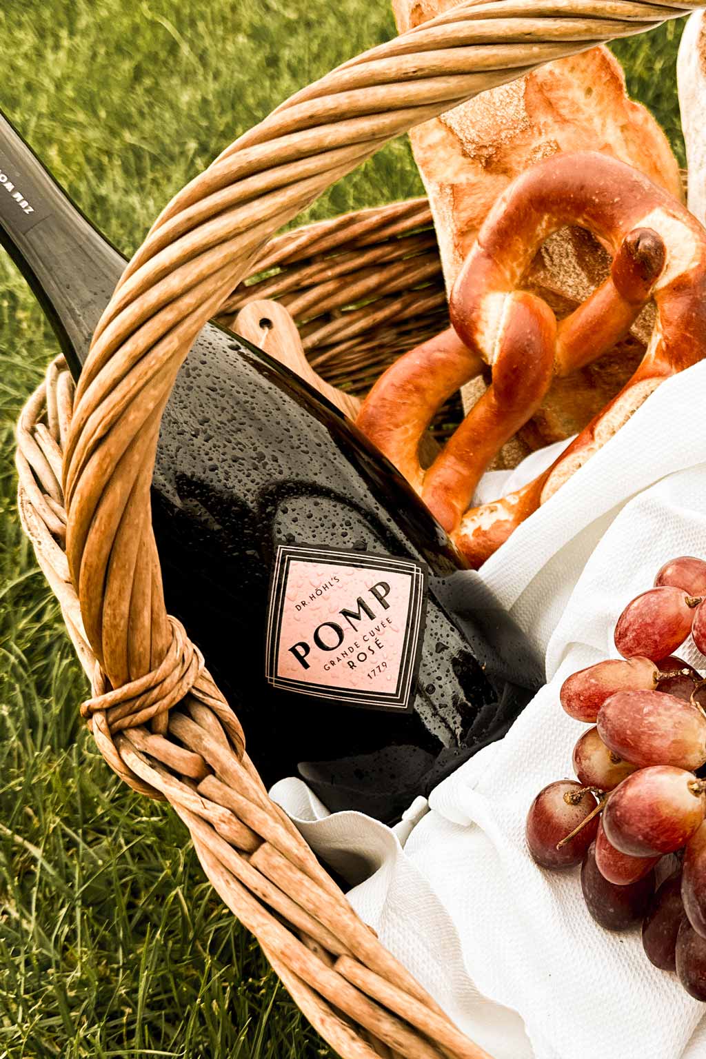 flasche pomp rose sekt in einem picknick flechtkorb