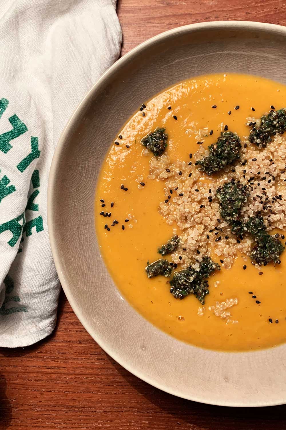 Cremige Gemüsesuppe mit Quinoa und Pesto mit Apfelessig Honig Rezepturverfeinert