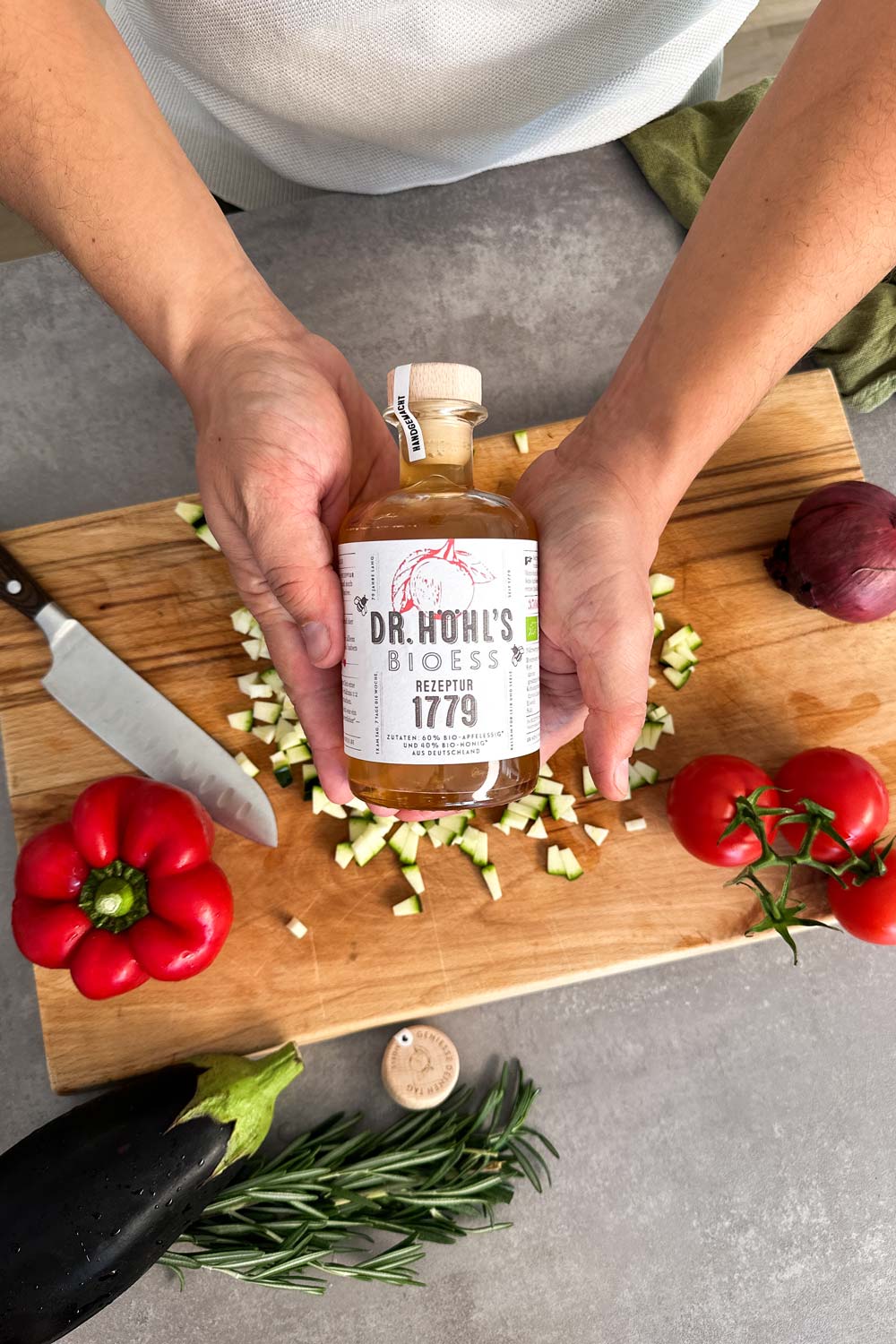 gewürfeltes Gemüse für Ratatouille und eine Flasche Rezeptur 1779 zum Abschmecken