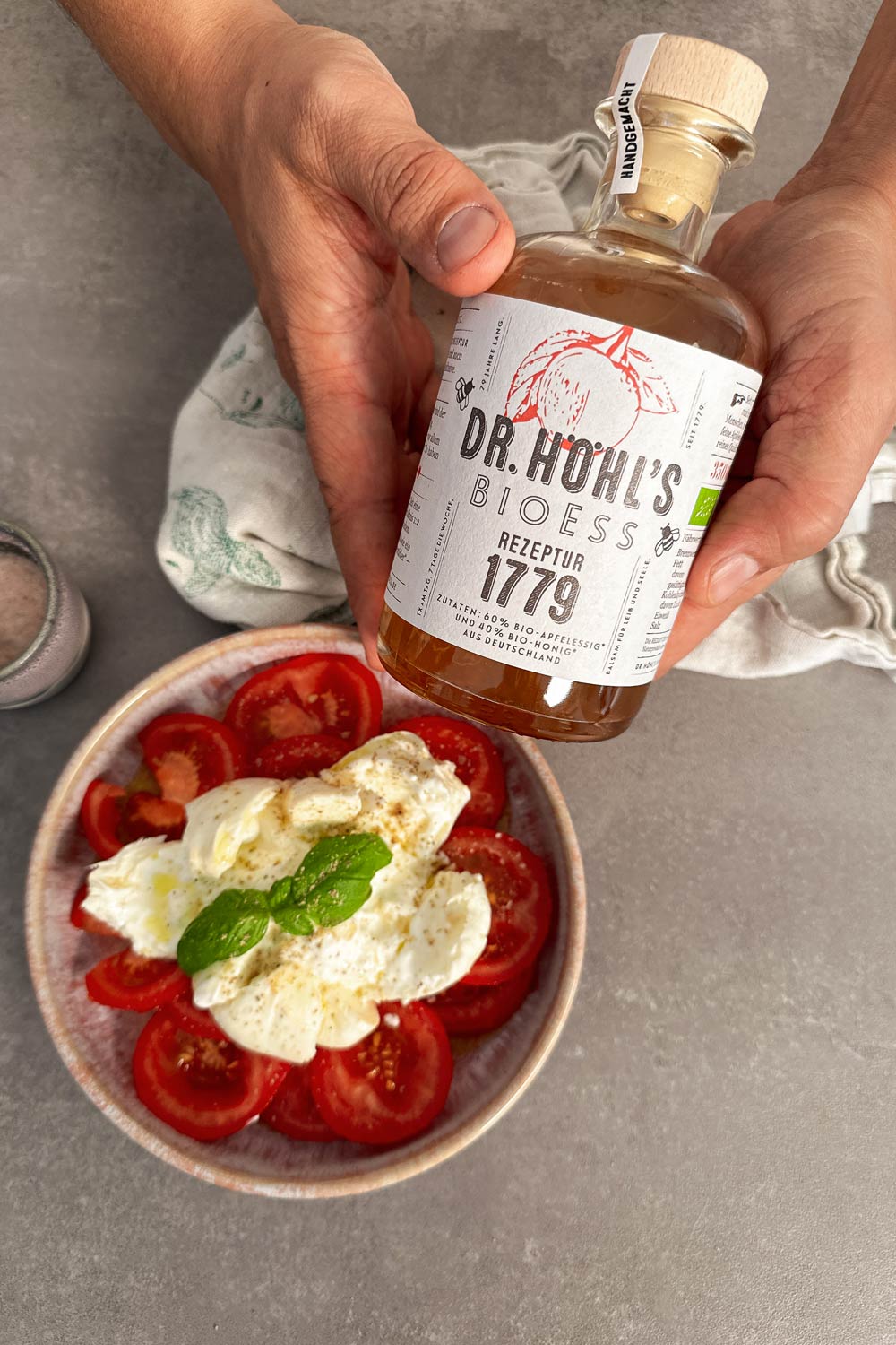 Tomaten Mozzarella Salat mit Apfelessig Honig Mixtur