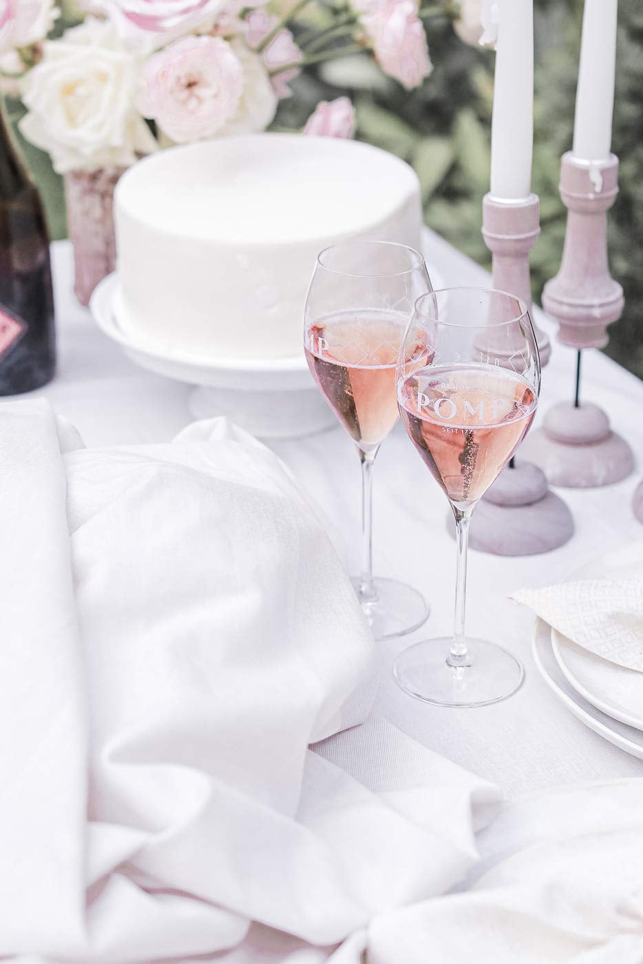 zwei pomp rose sektgläser stehen auf einer hochzeitstafel