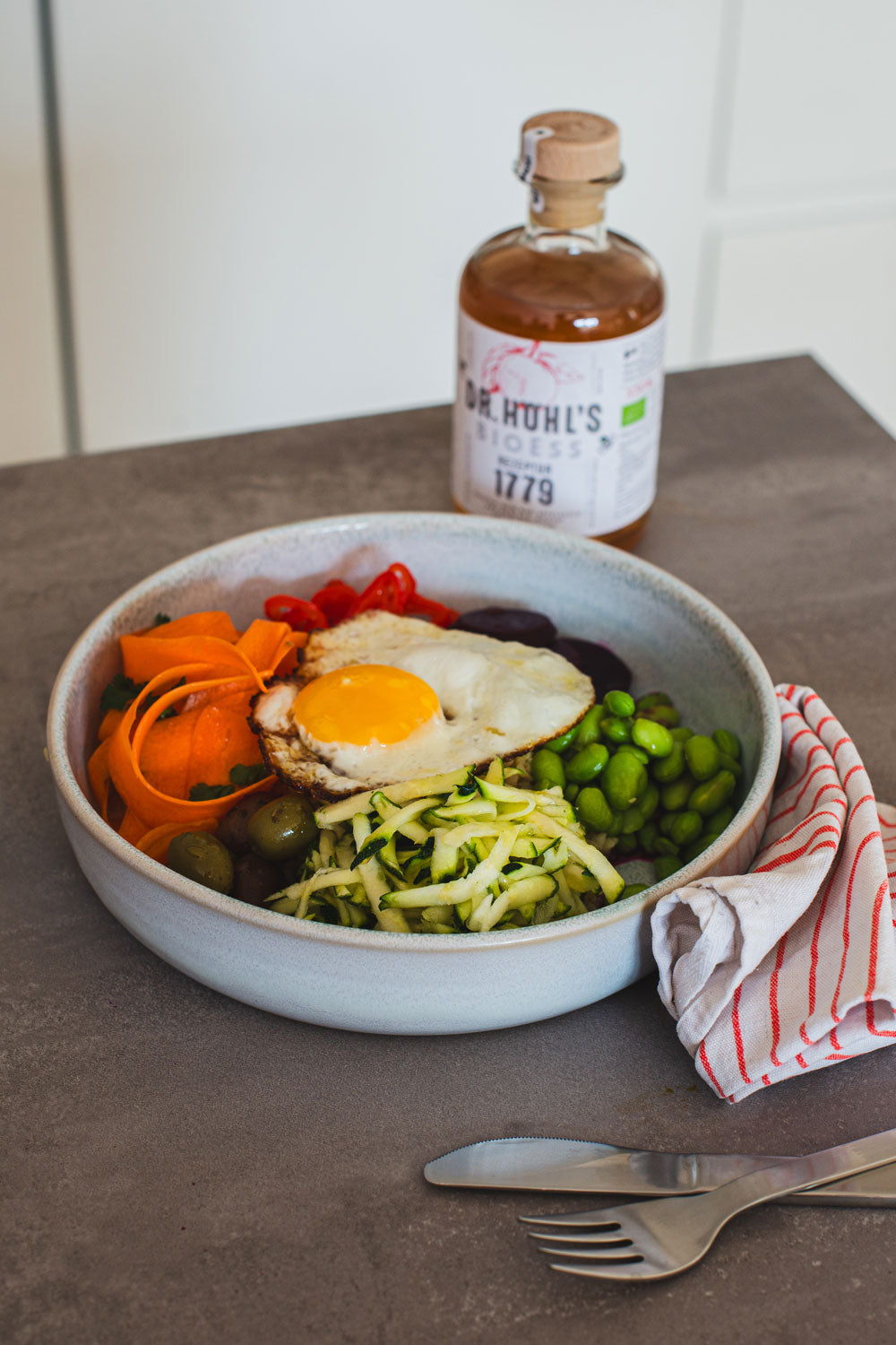 schnelles leckere lunch bowl mit rohkost, edamame, spiegelei und mit apfelessig honig rezeptur dressing
