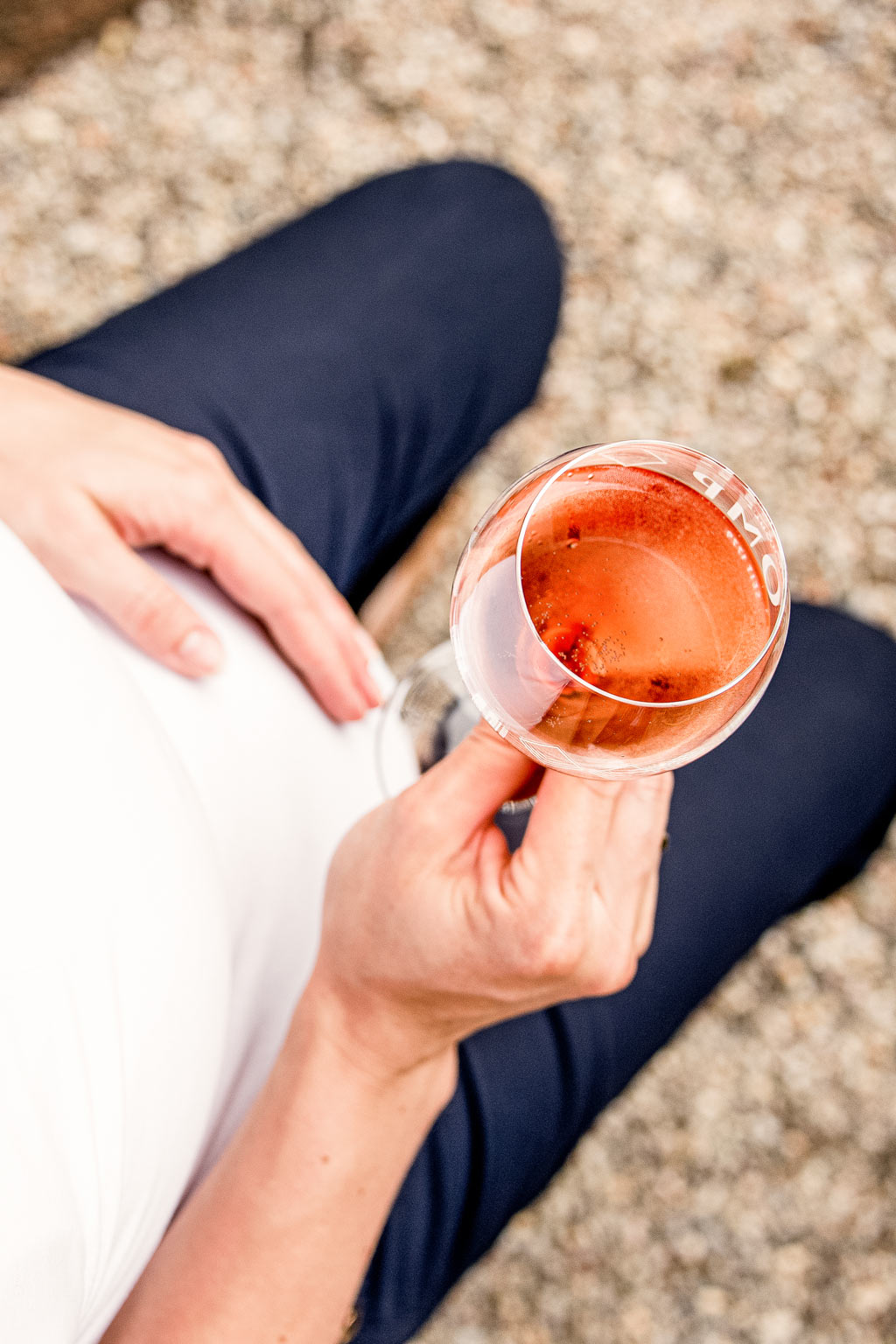 schwangere hält ihren bauch und in der anderen hand ein glas alkoholfreiern sekt 00