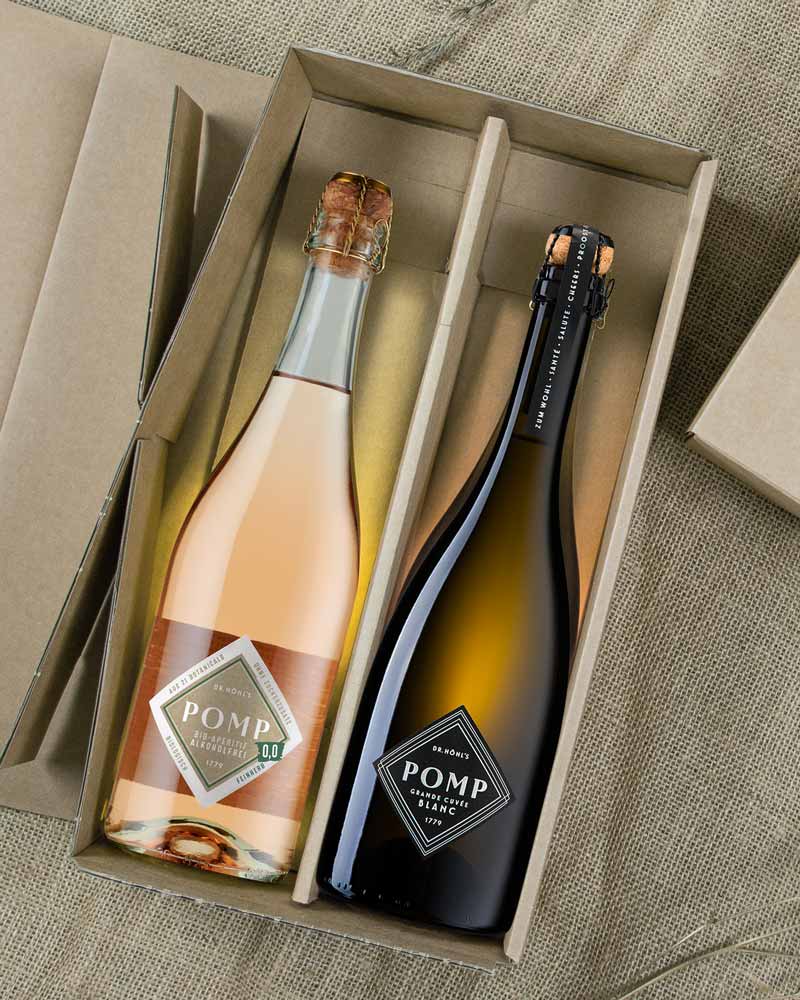 blick in die aufgeklappte naturkarton geschenkbox mit 2 flaschen sekt