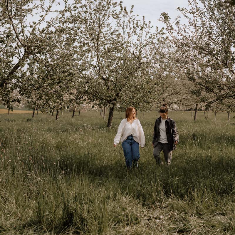 Christina und Anna laufen über die junge Streuobstwiese in Maintal Hochstadt