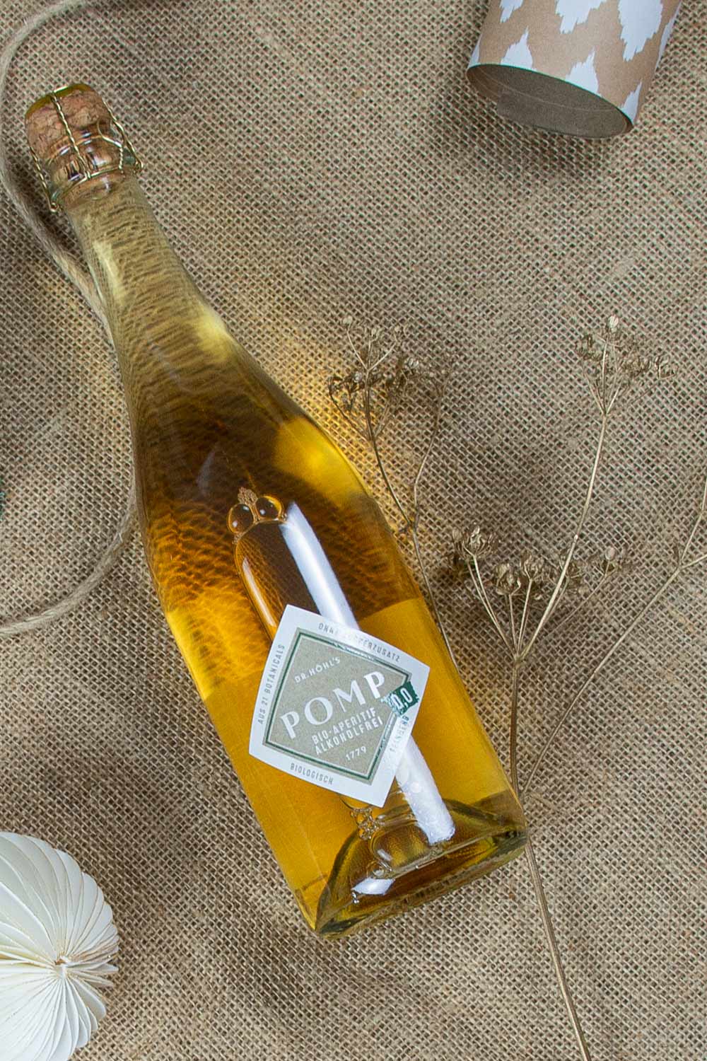 bio aperitif blanc alkoholfrei auf weihnachtshintergrund mit trockenblumen