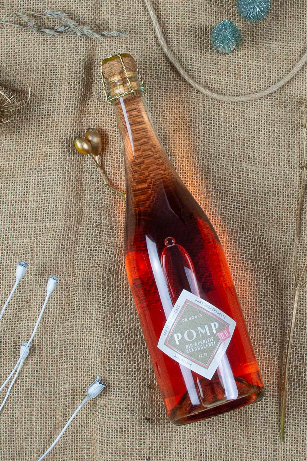 bio aperitif rose alkoholfrei auf weihnachtshintergrund mit trockenblumen
