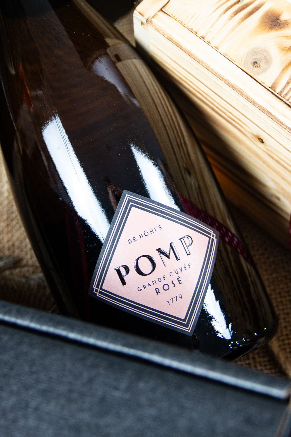 detail edle sektflasche mit design etikett
