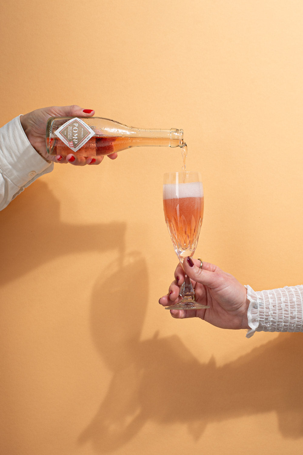 rosé aperitif in einer schönen piccolo flasche wird in ein kristallglas eingefüllt