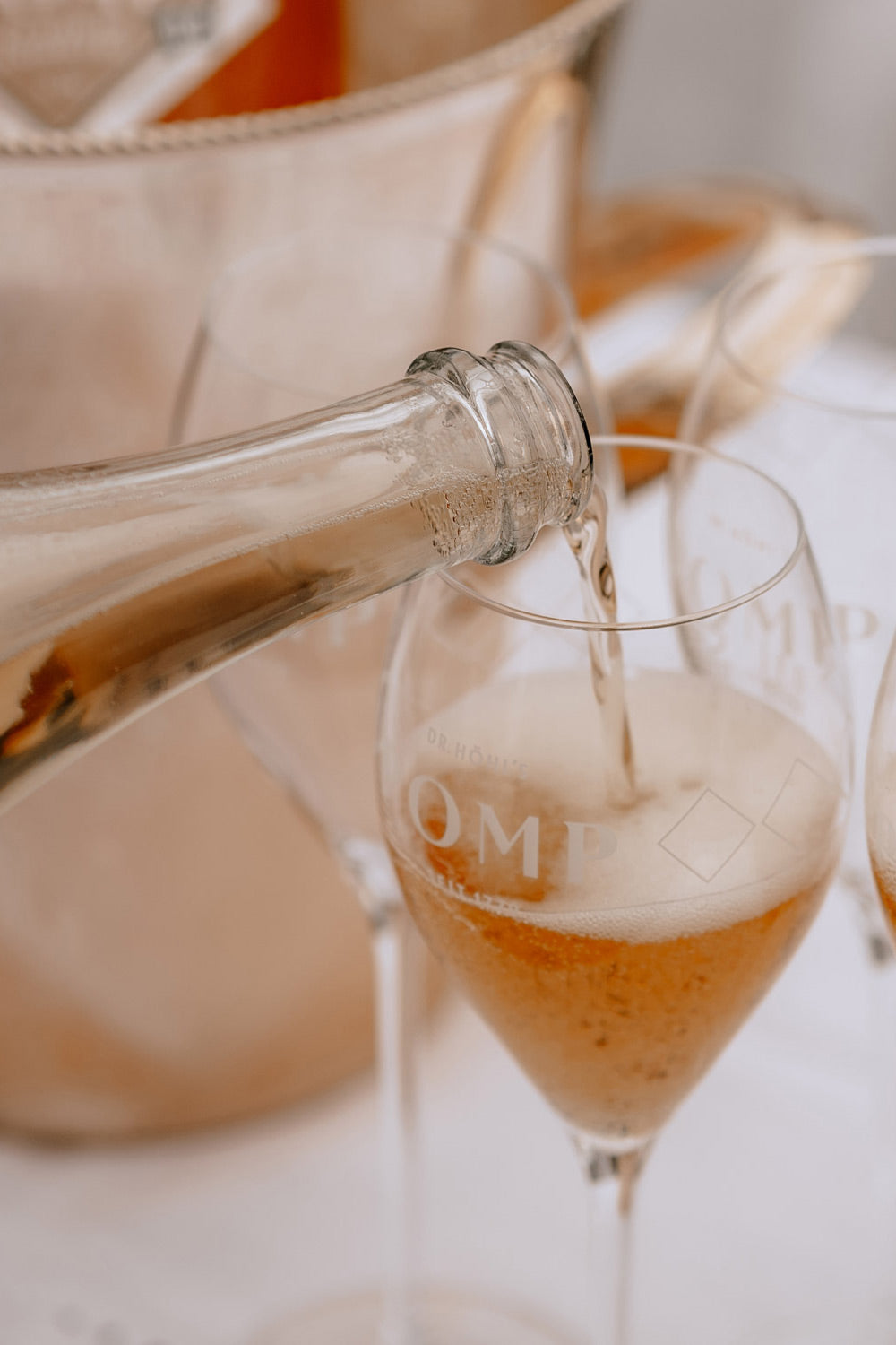 close up wie der alkoholfreie aperitif in ein champagner glas eingeschenkt wird