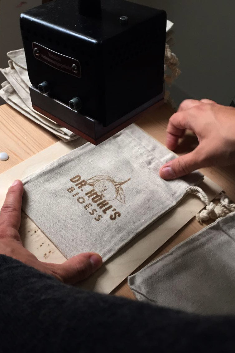 logo branding per brandstempel auf baumwollsäckchen
