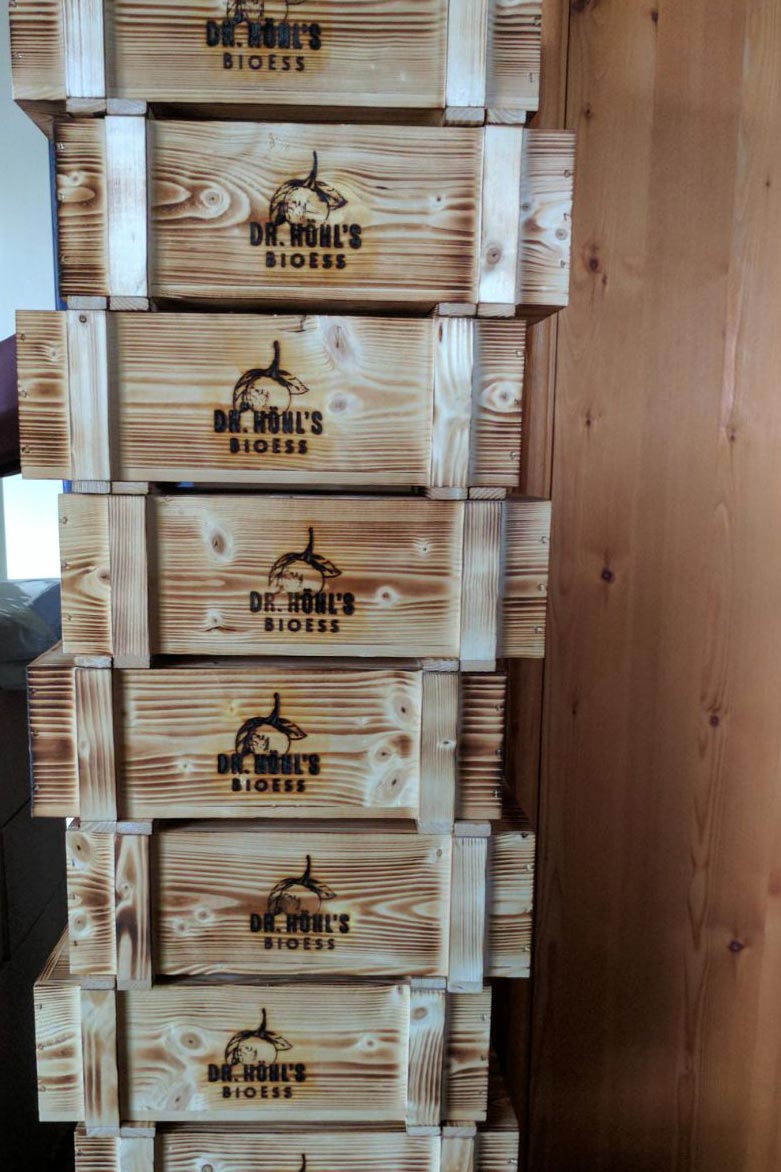 logo branding per brandstempel auf holzkisten